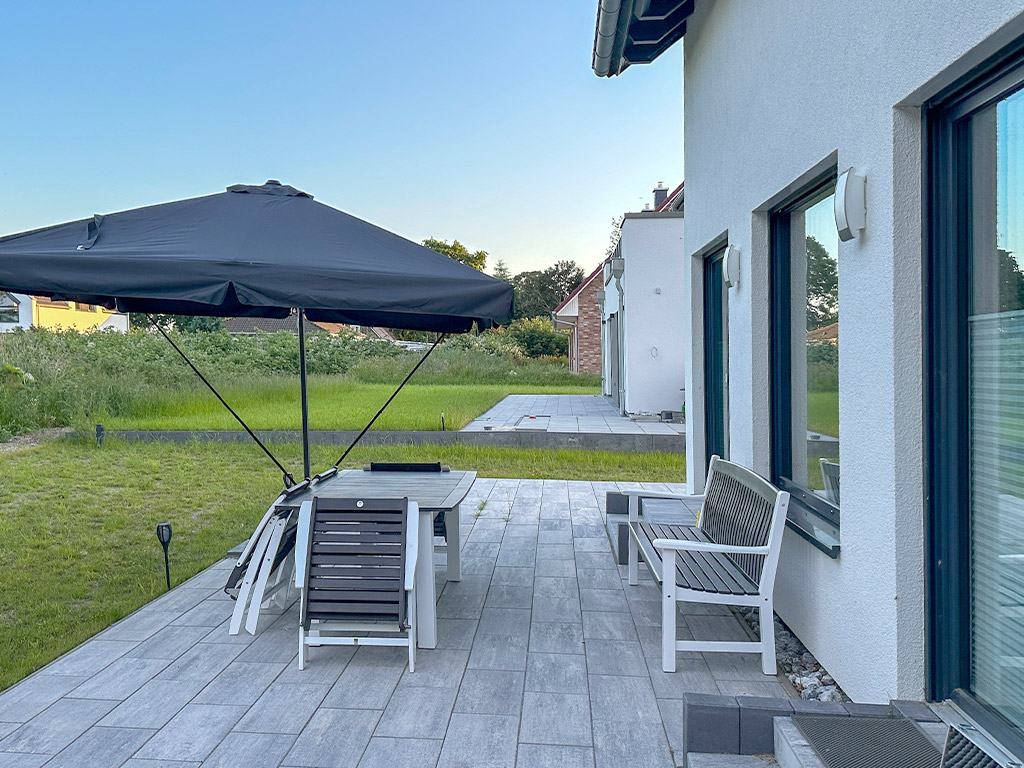 Terrasse mit Sonnenschirm & Grill