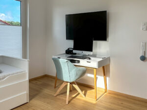 Schlafzimmer mit Arbeitsbereich